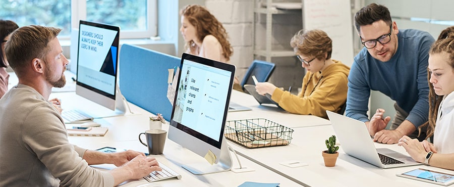 Ambiente de trabalho em tecnologia na Think Simple