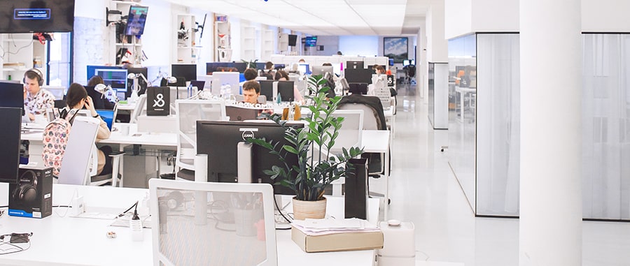 Ambiente de trabalho em tecnologia na Think Simple
